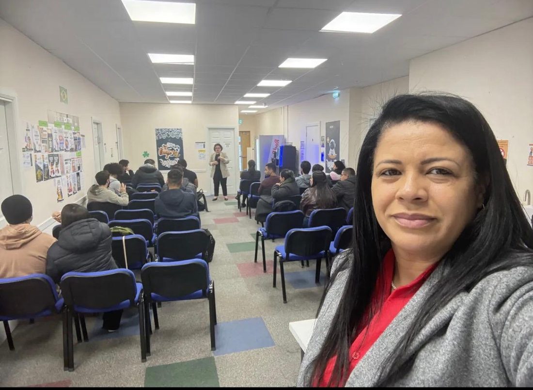 Gislene Silva, fundadora da Cork Staff Solutions, com uma turma de candidatos em Cork